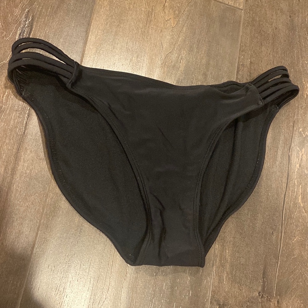 Full coverage black bikini bottoms!